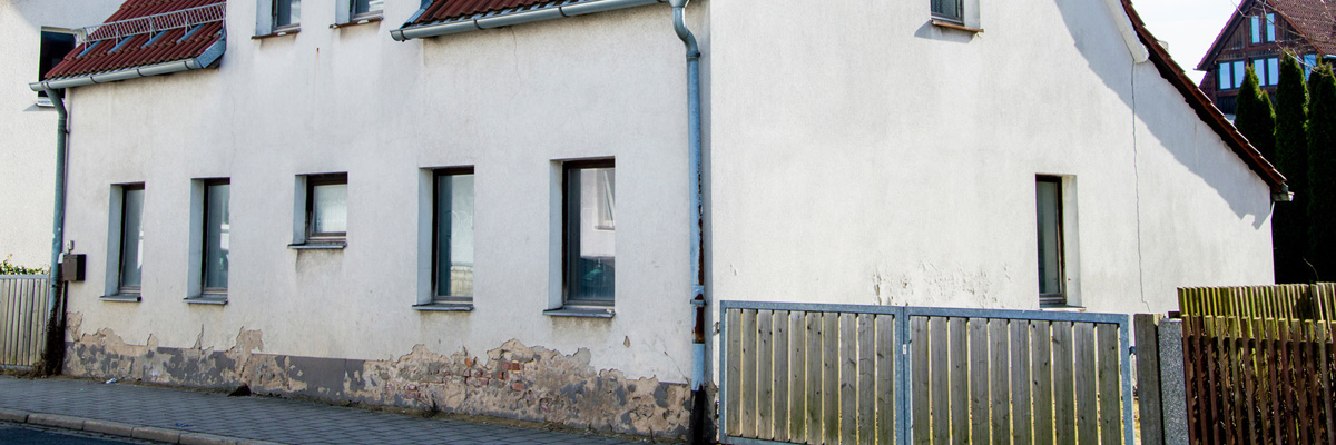 Abgeblätterter Putz an der Hausfassade